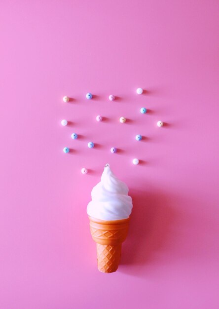 Foto close-up di un cono di gelato sullo sfondo rosa.