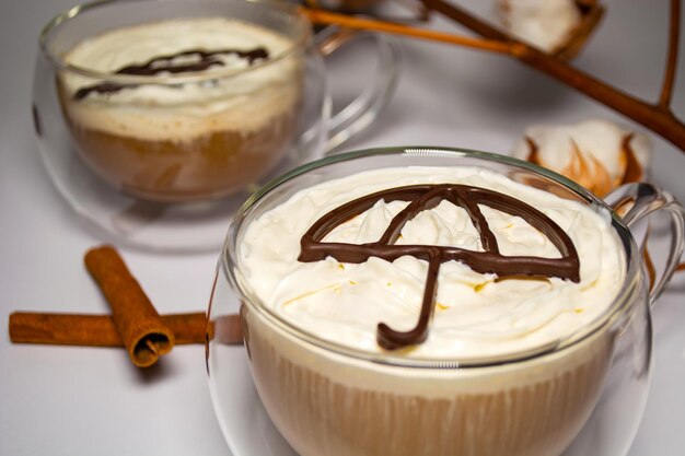 Photo close-up of ice cream in glass on table