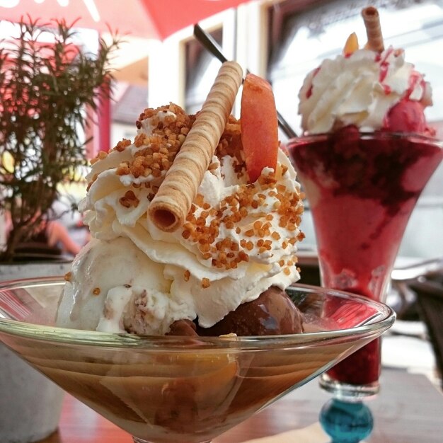 Foto close-up di gelato in bicchiere su tavola