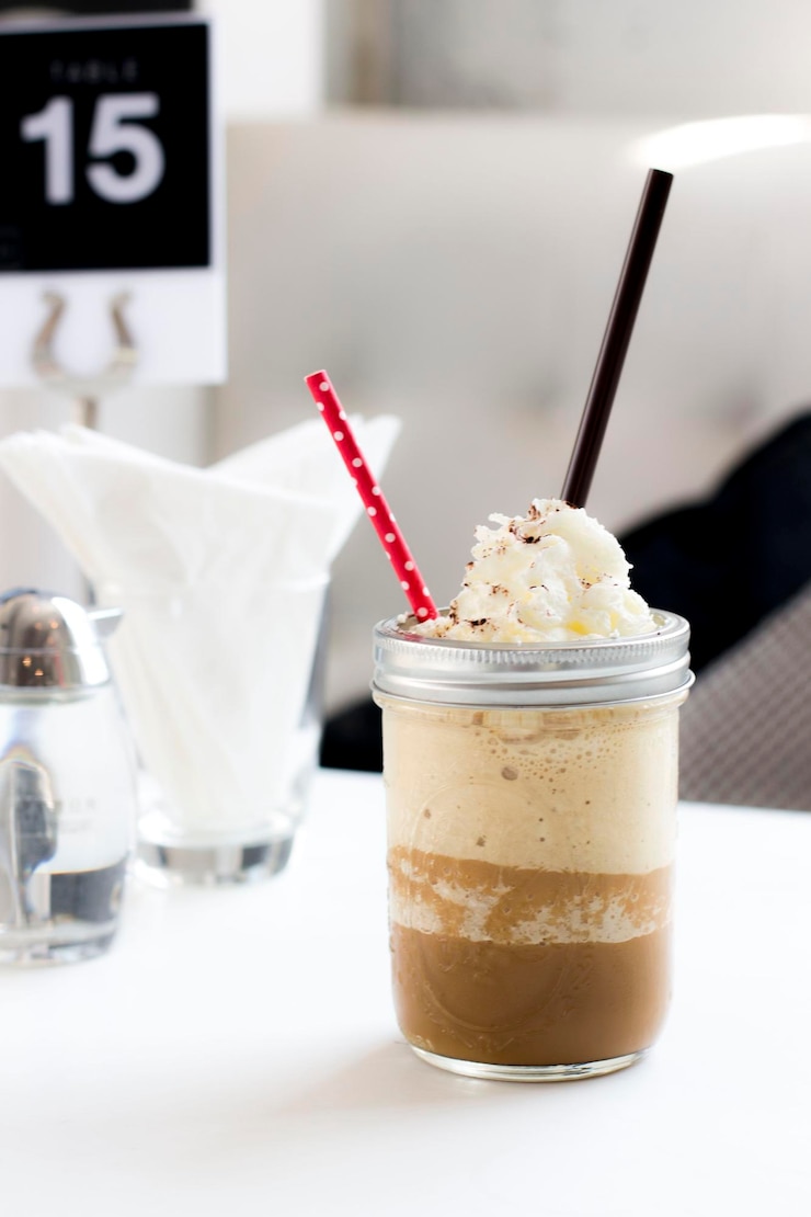 Photo テーブルの上にあるガラスのアイスクリームのクローズアップ