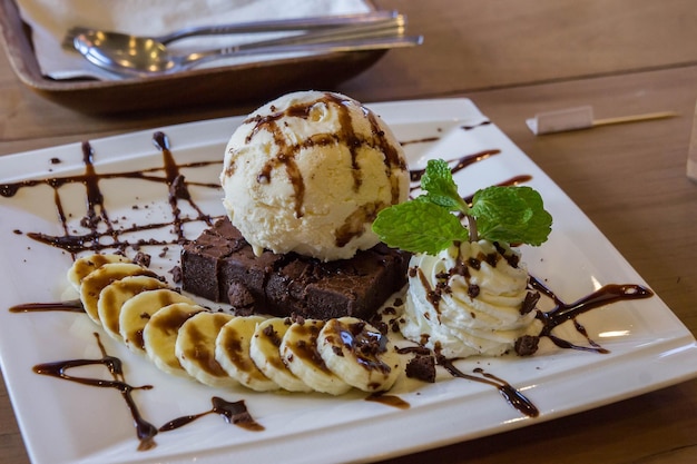 Photo close-up of ice cream in plate on table