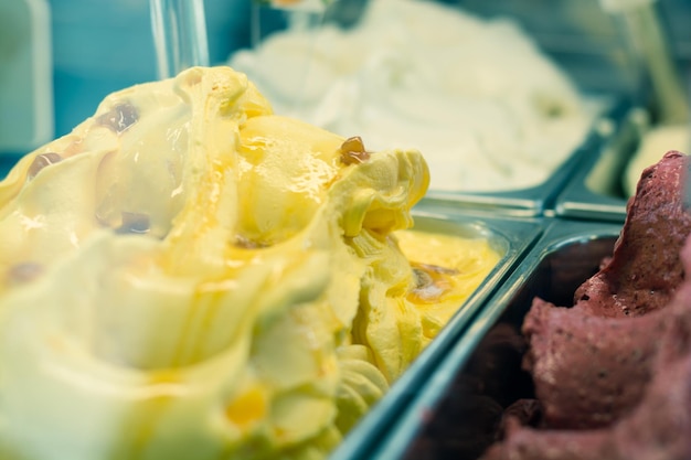 Close-up di un gelato visto attraverso il vetro in un negozio