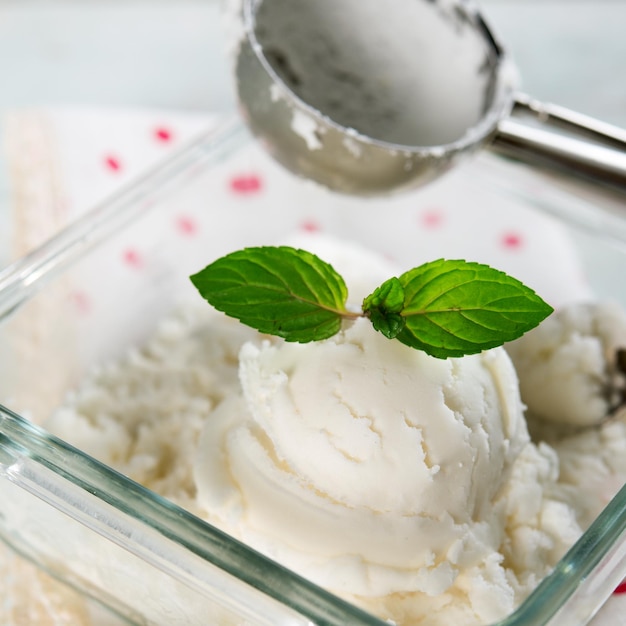 Photo close-up of ice cream on table