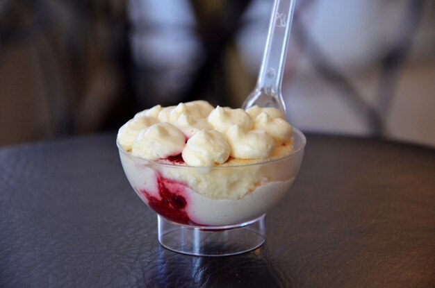 Foto prossimo piano del gelato sul tavolo