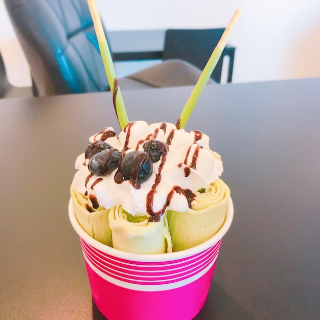 Photo close-up of ice cream on table