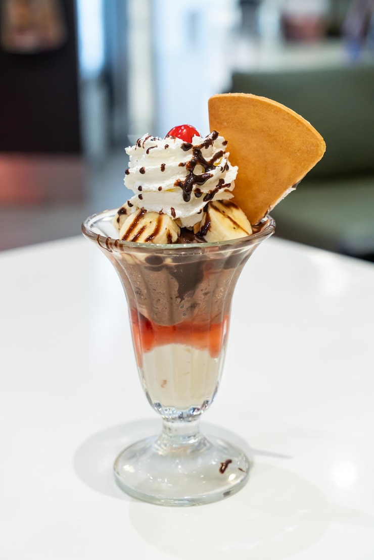 Photo close-up of ice cream on table