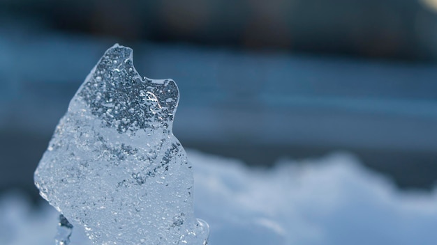 Foto close-up di cristalli di ghiaccio contro uno sfondo sfocato