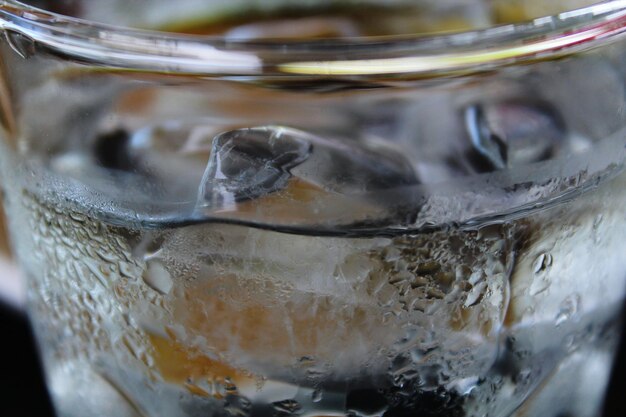 Foto close-up di cubetti di ghiaccio in un bicchiere di bevanda