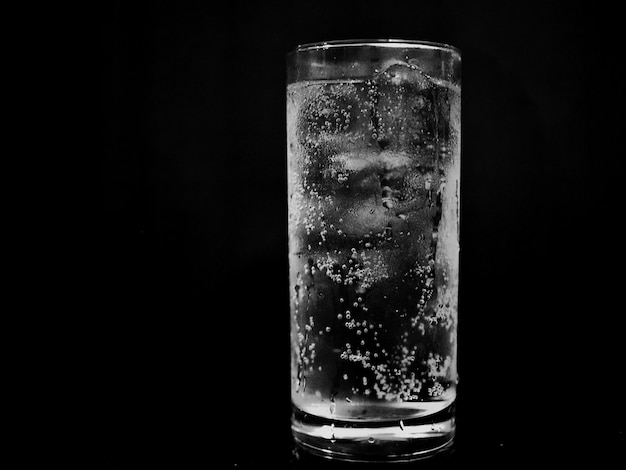 Photo close-up of ice glass against black background