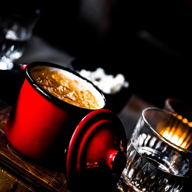 Foto close-up di caffè freddo e bevande sul tavolo
