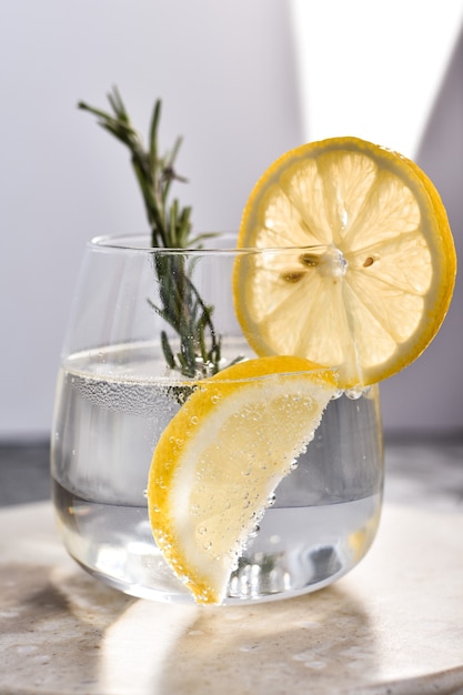 Photo close up on iced lemonade with fresh lemon