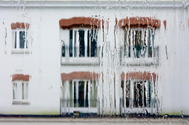 Foto close-up di ghiaccioli su una finestra bagnata di un edificio