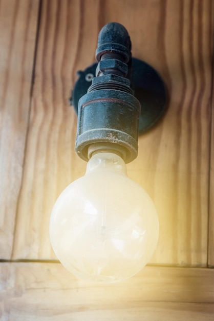 Foto close-up di una lampadina illuminata sulla parete