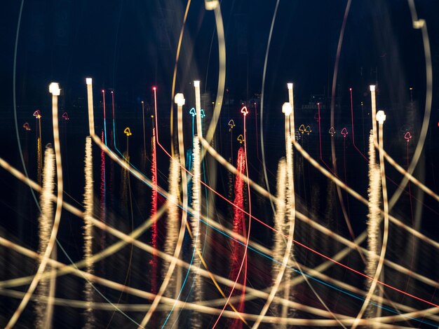 Foto close-up di cavi illuminati di notte