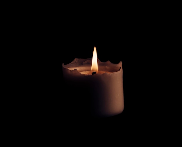 Photo close-up of illuminated candle on black background