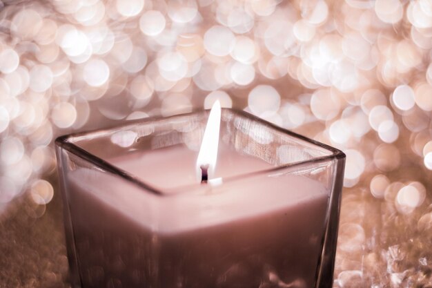 Photo close-up of illuminated candle