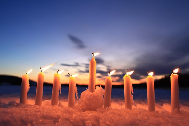 Photo close-up of illuminated candle