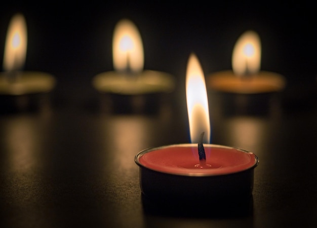 Photo close-up of illuminated candle