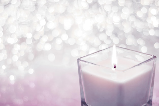 Photo close-up of illuminated candle