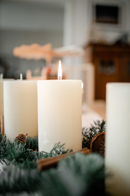 Foto close-up di candele accese sul tavolo a casa