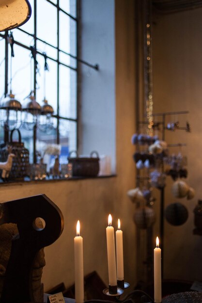 Photo close-up of illuminated candles on table