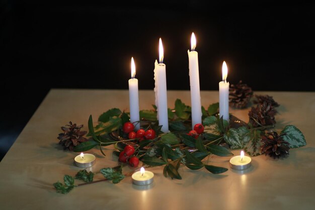 Foto close-up di candele illuminate su un tavolo