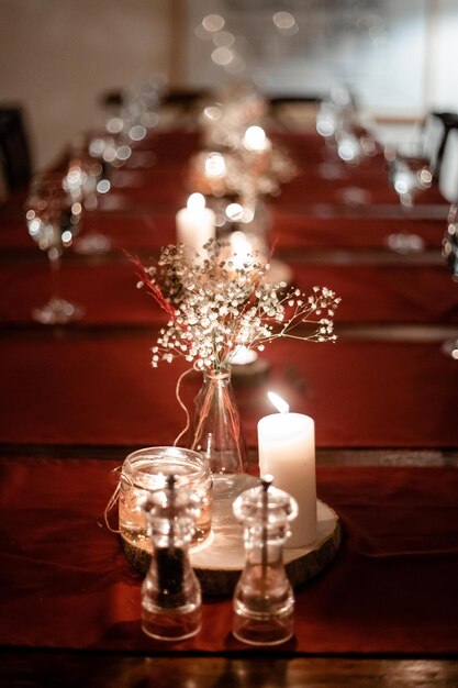 Photo close-up of illuminated candles on table