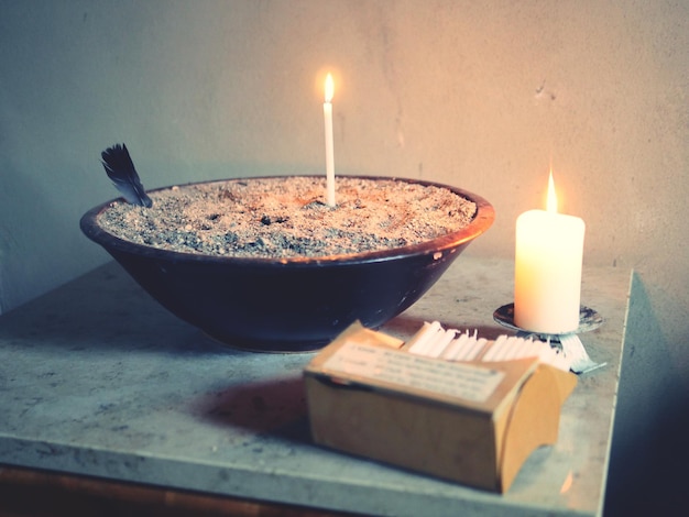 Photo close-up of illuminated candles on table