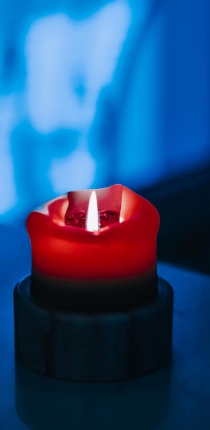 Photo close-up of illuminated candles on table