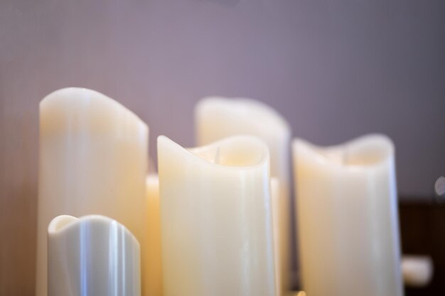 Photo close-up of illuminated candles on table