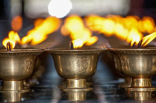 Foto close-up di candele illuminate nel tempio