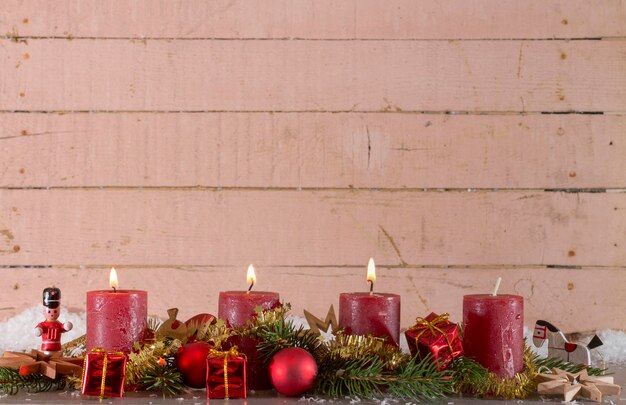 Photo close-up of illuminated candles on wall