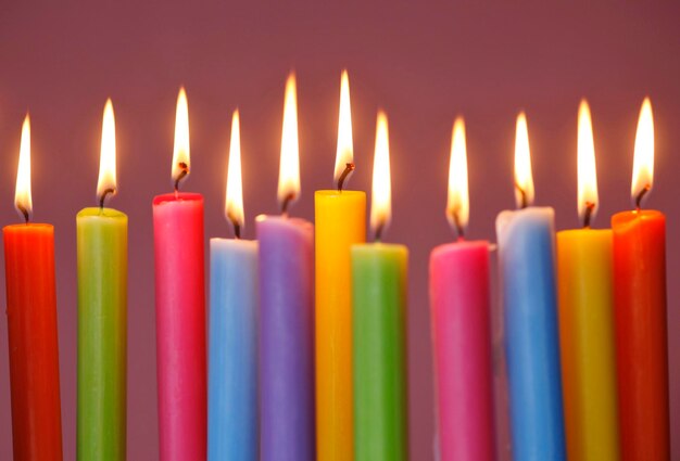 Photo close-up of illuminated candles