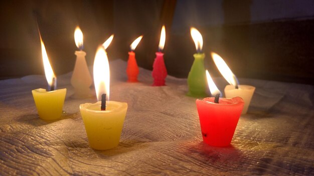 Foto close-up di candele illuminate