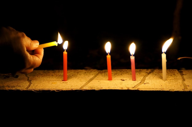 Photo close-up of illuminated candles