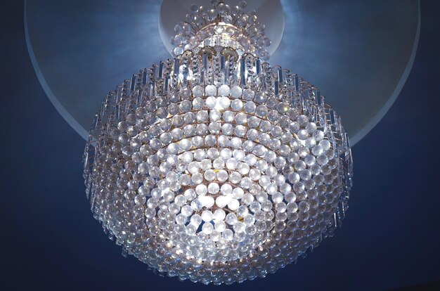 Foto close-up di un lampadario illuminato appeso al soffitto