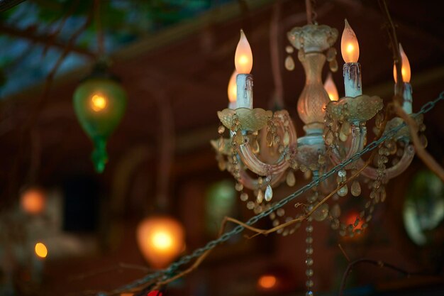 Foto close-up di un lampadario illuminato