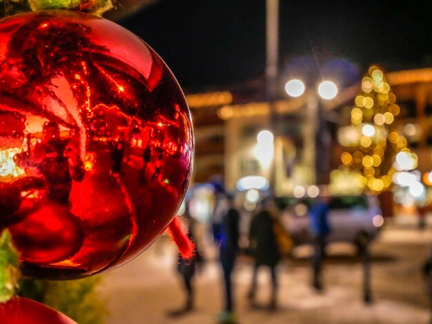 Foto close-up delle luci natalizie illuminate di notte