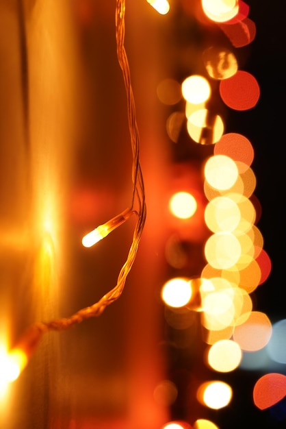 Foto close-up delle luci natalizie illuminate