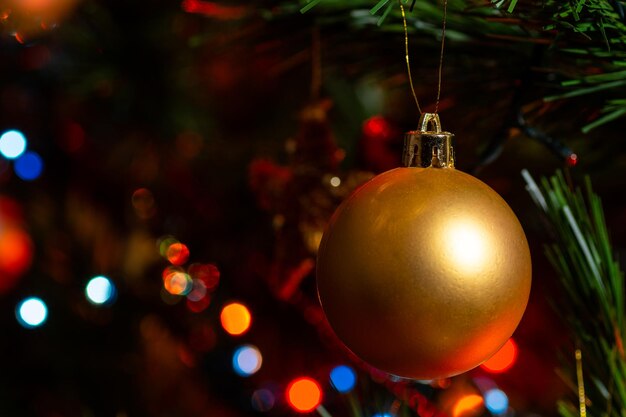 夜に照らされたクリスマスツリーのクローズアップ