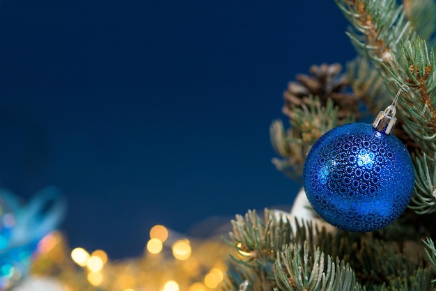 Foto close-up dell'albero di natale illuminato di notte