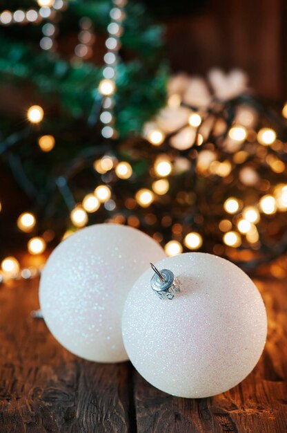 Foto close-up dell'albero di natale illuminato sul tavolo