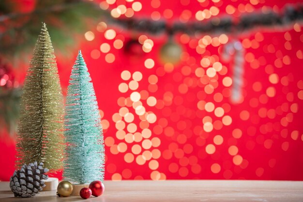 Photo close-up of illuminated christmas tree on table