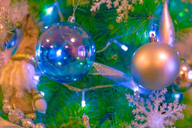 照らされたクリスマスツリーのクローズアップ