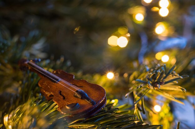 Foto close-up dell'albero di natale illuminato