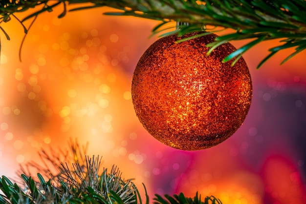 Foto close-up dell'albero di natale illuminato