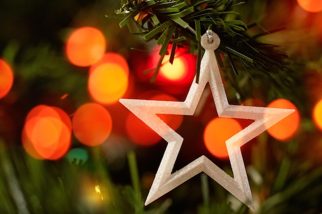 照らされたクリスマスツリーのクローズアップ