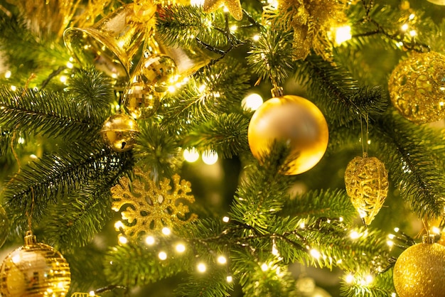 Photo close-up of illuminated christmas tree