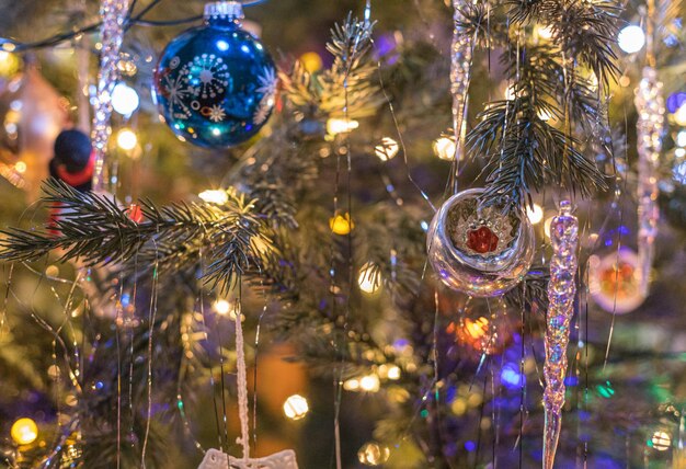 Photo close-up of illuminated christmas tree