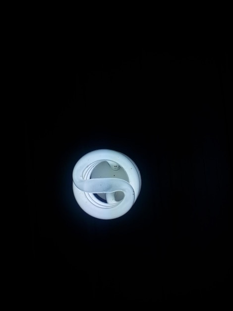 暗室で照らされた効率的な電球のクローズアップ